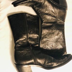 Gorgeous black Gianni Bini zip up boots